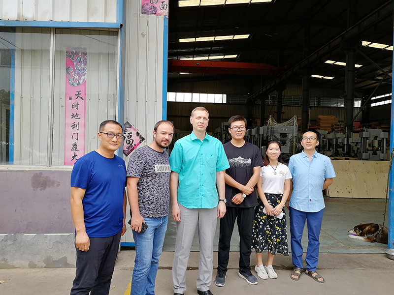 俄羅斯客戶到廠驗收機器，獲得客戶一致好評